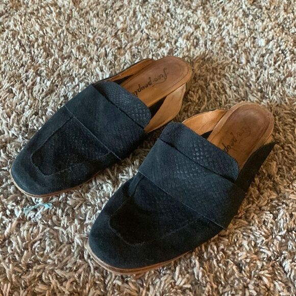 Free people black snake-skin-like leather mules, size 37. - Picture 1 of 7